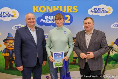 Wicemarszałkowie Grzegorz Potęga i Hubert Harasimowicz wręczyli nagrody laureatom Konkursu EuroPoszukiwacze - drugiej edycja gry terenowej, w której uczestnicy odwiedzali inwestycje zrealizowane w Lubuskiem dzięki Funduszom Europejskim, rozwiązując zadania, quizy i zagadki.