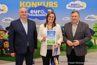 Wicemarszałkowie Grzegorz Potęga i Hubert Harasimowicz wręczyli nagrody laureatom Konkursu EuroPoszukiwacze - drugiej edycja gry terenowej, w której uczestnicy odwiedzali inwestycje zrealizowane w Lubuskiem dzięki Funduszom Europejskim, rozwiązując zadania, quizy i zagadki.