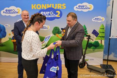 Wicemarszałkowie Grzegorz Potęga i Hubert Harasimowicz wręczyli nagrody laureatom Konkursu EuroPoszukiwacze - drugiej edycja gry terenowej, w której uczestnicy odwiedzali inwestycje zrealizowane w Lubuskiem dzięki Funduszom Europejskim, rozwiązując zadania, quizy i zagadki.