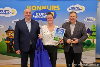 Wicemarszałkowie Grzegorz Potęga i Hubert Harasimowicz wręczyli nagrody laureatom Konkursu EuroPoszukiwacze - drugiej edycja gry terenowej, w której uczestnicy odwiedzali inwestycje zrealizowane w Lubuskiem dzięki Funduszom Europejskim, rozwiązując zadania, quizy i zagadki.