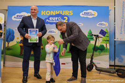 Wicemarszałkowie Grzegorz Potęga i Hubert Harasimowicz wręczyli nagrody laureatom Konkursu EuroPoszukiwacze - drugiej edycja gry terenowej, w której uczestnicy odwiedzali inwestycje zrealizowane w Lubuskiem dzięki Funduszom Europejskim, rozwiązując zadania, quizy i zagadki.