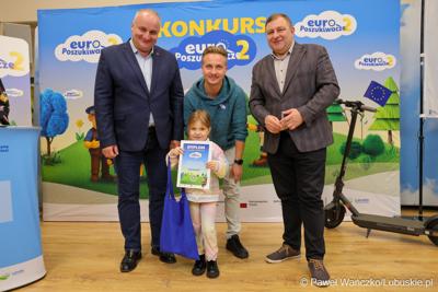 Wicemarszałkowie Grzegorz Potęga i Hubert Harasimowicz wręczyli nagrody laureatom Konkursu EuroPoszukiwacze - drugiej edycja gry terenowej, w której uczestnicy odwiedzali inwestycje zrealizowane w Lubuskiem dzięki Funduszom Europejskim, rozwiązując zadania, quizy i zagadki.