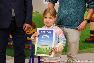 Wicemarszałkowie Grzegorz Potęga i Hubert Harasimowicz wręczyli nagrody laureatom Konkursu EuroPoszukiwacze - drugiej edycja gry terenowej, w której uczestnicy odwiedzali inwestycje zrealizowane w Lubuskiem dzięki Funduszom Europejskim, rozwiązując zadania, quizy i zagadki.