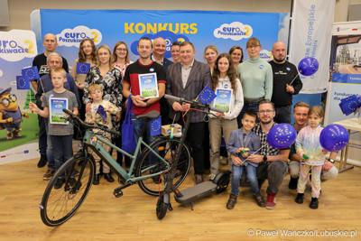 Wicemarszałkowie Grzegorz Potęga i Hubert Harasimowicz wręczyli nagrody laureatom Konkursu EuroPoszukiwacze - drugiej edycja gry terenowej, w której uczestnicy odwiedzali inwestycje zrealizowane w Lubuskiem dzięki Funduszom Europejskim, rozwiązując zadania, quizy i zagadki.