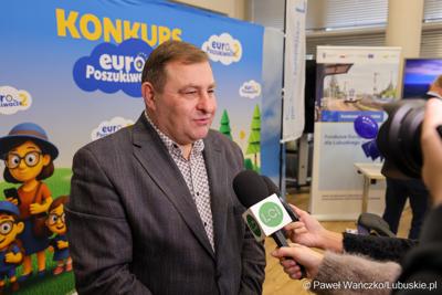 Wicemarszałkowie Grzegorz Potęga i Hubert Harasimowicz wręczyli nagrody laureatom Konkursu EuroPoszukiwacze - drugiej edycja gry terenowej, w której uczestnicy odwiedzali inwestycje zrealizowane w Lubuskiem dzięki Funduszom Europejskim, rozwiązując zadania, quizy i zagadki.