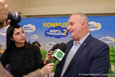 Wicemarszałkowie Grzegorz Potęga i Hubert Harasimowicz wręczyli nagrody laureatom Konkursu EuroPoszukiwacze - drugiej edycja gry terenowej, w której uczestnicy odwiedzali inwestycje zrealizowane w Lubuskiem dzięki Funduszom Europejskim, rozwiązując zadania, quizy i zagadki.