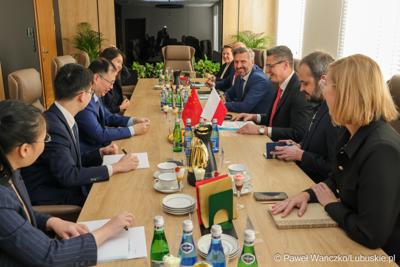 Wizyta ambasadora nadzwyczajnego i pełnomocnego Chińskiej Republiki Ludowej Lu Shanem w Urzędzie Marszałkowskim Województwa Lubuskiego w Zielonej Górze