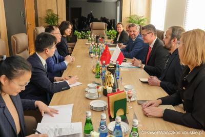 Wizyta ambasadora nadzwyczajnego i pełnomocnego Chińskiej Republiki Ludowej Lu Shanem w Urzędzie Marszałkowskim Województwa Lubuskiego w Zielonej Górze