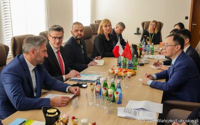 Wizyta ambasadora nadzwyczajnego i pełnomocnego Chińskiej Republiki Ludowej Lu Shanem w Urzędzie Marszałkowskim Województwa Lubuskiego w Zielonej Górze