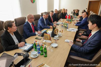 Wizyta ambasadora nadzwyczajnego i pełnomocnego Chińskiej Republiki Ludowej Lu Shanem w Urzędzie Marszałkowskim Województwa Lubuskiego w Zielonej Górze