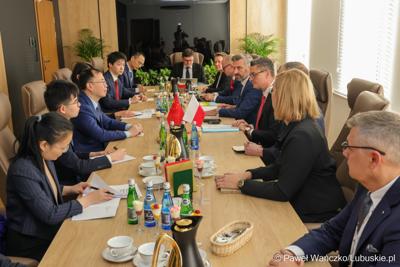 Wizyta ambasadora nadzwyczajnego i pełnomocnego Chińskiej Republiki Ludowej Lu Shanem w Urzędzie Marszałkowskim Województwa Lubuskiego w Zielonej Górze