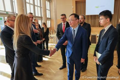 Wizyta ambasadora nadzwyczajnego i pełnomocnego Chińskiej Republiki Ludowej Lu Shanem w Urzędzie Marszałkowskim Województwa Lubuskiego w Zielonej Górze