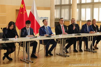 Wizyta ambasadora nadzwyczajnego i pełnomocnego Chińskiej Republiki Ludowej Lu Shanem w Urzędzie Marszałkowskim Województwa Lubuskiego w Zielonej Górze