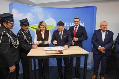 Województwo Lubuskie konsekwentnie wspiera lubuskich strażaków. Umowy z gminami z północy regionu podpisane