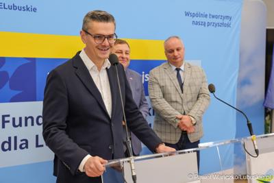 Sebastian Ciemnoczołowski – Marszałek Województwa Lubuskiego przemawia podczas konferencji prasowej związanej z podpisaniem umowy dotyczące budowy ścieżek rowerowych w ramach programu Fundusze Europejskie dla Lubuskiego 2021-2027.