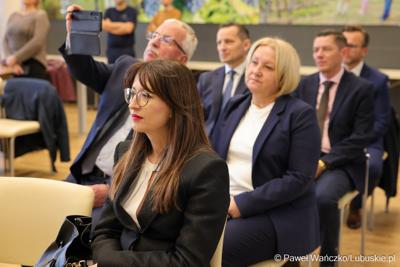 Uczestnicy konferencji prasowej, podczas której podpisano umowy dotyczące budowy ścieżek rowerowych w ramach programu Fundusze Europejskie dla Lubuskiego 2021-2027.
