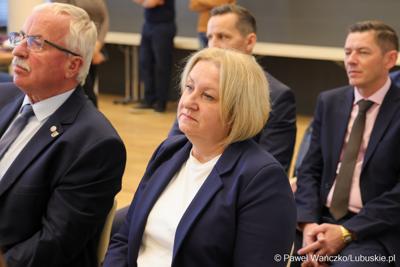 Uczestnicy konferencji prasowej, podczas której podpisano umowy dotyczące budowy ścieżek rowerowych w ramach programu Fundusze Europejskie dla Lubuskiego 2021-2027.
