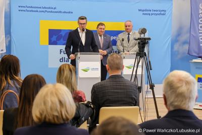 Sebastian Ciemnoczołowski – Marszałek Województwa Lubuskiego przemawia podczas konferencji prasowej związanej z podpisaniem umowy dotyczące budowy ścieżek rowerowych w ramach programu Fundusze Europejskie dla Lubuskiego 2021-2027.