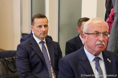 Uczestnicy konferencji prasowej, podczas której podpisano umowy dotyczące budowy ścieżek rowerowych w ramach programu Fundusze Europejskie dla Lubuskiego 2021-2027.
