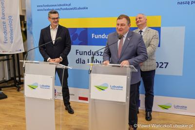 Grzegorz Potęga – Wicemarszałek Województwa Lubuskiego przemawia podczas konferencji prasowej związanej z podpisaniem umowy dotyczące budowy ścieżek rowerowych w ramach programu Fundusze Europejskie dla Lubuskiego 2021-2027.