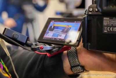 Uczestnicy konferencji prasowej, podczas której podpisano umowy dotyczące budowy ścieżek rowerowych w ramach programu Fundusze Europejskie dla Lubuskiego 2021-2027.
