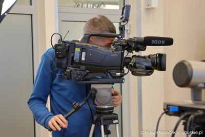 Uczestnicy konferencji prasowej, podczas której podpisano umowy dotyczące budowy ścieżek rowerowych w ramach programu Fundusze Europejskie dla Lubuskiego 2021-2027.
