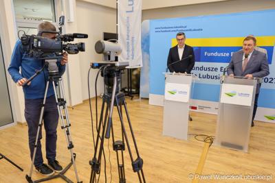 Uczestnicy konferencji prasowej, podczas której podpisano umowy dotyczące budowy ścieżek rowerowych w ramach programu Fundusze Europejskie dla Lubuskiego 2021-2027.
