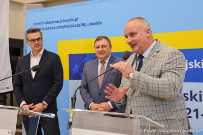 Hubert Harasimowicz – Wicemarszałek Województwa Lubuskiego przemawia podczas konferencji prasowej związanej z podpisaniem umowy dotyczące budowy ścieżek rowerowych w ramach programu Fundusze Europejskie dla Lubuskiego 2021-2027.