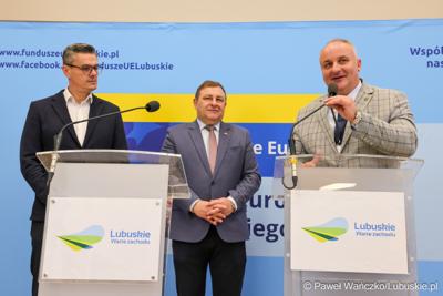 Hubert Harasimowicz – Wicemarszałek Województwa Lubuskiego przemawia podczas konferencji prasowej związanej z podpisaniem umowy dotyczące budowy ścieżek rowerowych w ramach programu Fundusze Europejskie dla Lubuskiego 2021-2027.