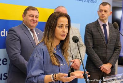 Sylwia Pędzińska – Dyrektor Departamentu Instytucji Zarządzającej UMWL przemawia podczas konferencji prasowej związanej z podpisaniem umowy dotyczące budowy ścieżek rowerowych w ramach programu Fundusze Europejskie dla Lubuskiego 2021-2027.