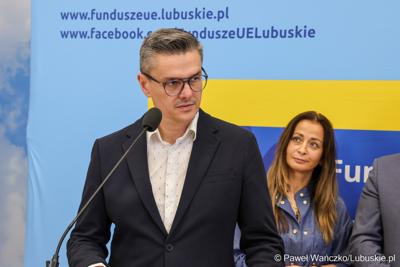 Uczestnicy konferencji prasowej, podczas której podpisano umowy dotyczące budowy ścieżek rowerowych w ramach programu Fundusze Europejskie dla Lubuskiego 2021-2027.
