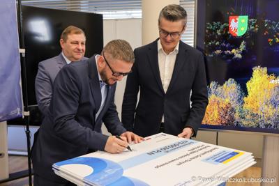 Uczestnicy konferencji prasowej, podczas której podpisano umowy dotyczące budowy ścieżek rowerowych w ramach programu Fundusze Europejskie dla Lubuskiego 2021-2027.
