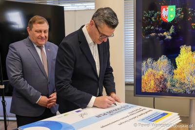 Uczestnicy konferencji prasowej, podczas której podpisano umowy dotyczące budowy ścieżek rowerowych w ramach programu Fundusze Europejskie dla Lubuskiego 2021-2027.
