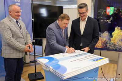 Uczestnicy konferencji prasowej, podczas której podpisano umowy dotyczące budowy ścieżek rowerowych w ramach programu Fundusze Europejskie dla Lubuskiego 2021-2027.
