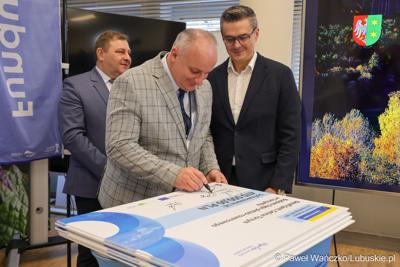 Uczestnicy konferencji prasowej, podczas której podpisano umowy dotyczące budowy ścieżek rowerowych w ramach programu Fundusze Europejskie dla Lubuskiego 2021-2027.
