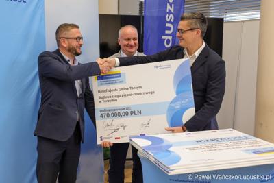 Uczestnicy konferencji prasowej, podczas której podpisano umowy dotyczące budowy ścieżek rowerowych w ramach programu Fundusze Europejskie dla Lubuskiego 2021-2027.
