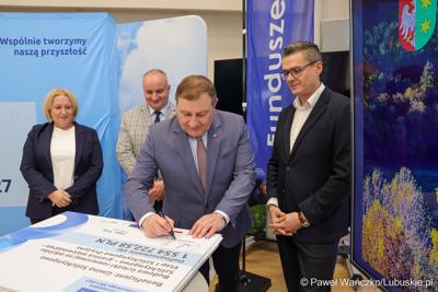 Uczestnicy konferencji prasowej, podczas której podpisano umowy dotyczące budowy ścieżek rowerowych w ramach programu Fundusze Europejskie dla Lubuskiego 2021-2027.
