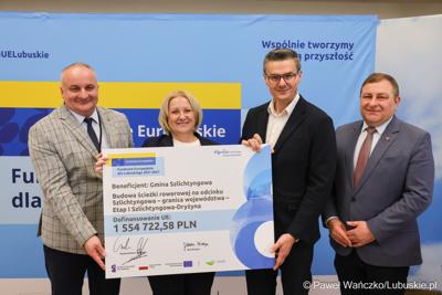 Uczestnicy konferencji prasowej, podczas której podpisano umowy dotyczące budowy ścieżek rowerowych w ramach programu Fundusze Europejskie dla Lubuskiego 2021-2027.
