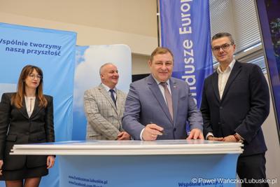 Uczestnicy konferencji prasowej, podczas której podpisano umowy dotyczące budowy ścieżek rowerowych w ramach programu Fundusze Europejskie dla Lubuskiego 2021-2027.
