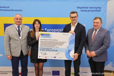 Uczestnicy konferencji prasowej, podczas której podpisano umowy dotyczące budowy ścieżek rowerowych w ramach programu Fundusze Europejskie dla Lubuskiego 2021-2027.
