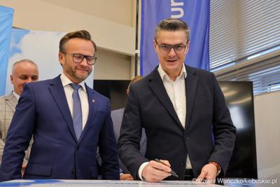 Uczestnicy konferencji prasowej, podczas której podpisano umowy dotyczące budowy ścieżek rowerowych w ramach programu Fundusze Europejskie dla Lubuskiego 2021-2027.
