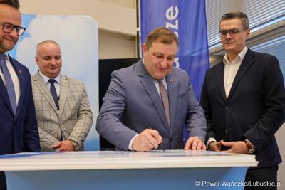 Uczestnicy konferencji prasowej, podczas której podpisano umowy dotyczące budowy ścieżek rowerowych w ramach programu Fundusze Europejskie dla Lubuskiego 2021-2027.
