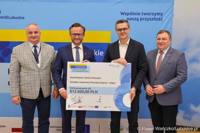 Uczestnicy konferencji prasowej, podczas której podpisano umowy dotyczące budowy ścieżek rowerowych w ramach programu Fundusze Europejskie dla Lubuskiego 2021-2027.
