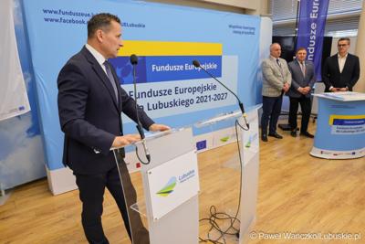 Uczestnicy konferencji prasowej, podczas której podpisano umowy dotyczące budowy ścieżek rowerowych w ramach programu Fundusze Europejskie dla Lubuskiego 2021-2027.
