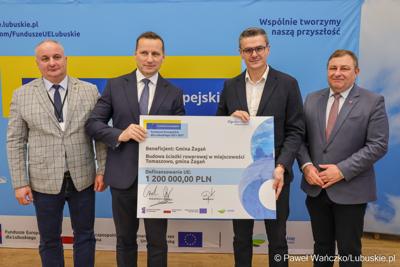 Uczestnicy konferencji prasowej, podczas której podpisano umowy dotyczące budowy ścieżek rowerowych w ramach programu Fundusze Europejskie dla Lubuskiego 2021-2027.
