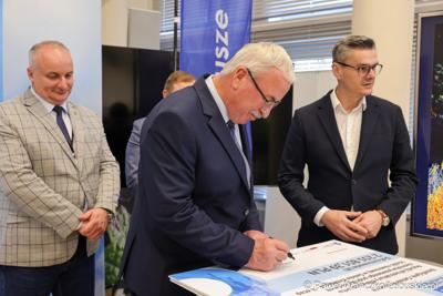 Uczestnicy konferencji prasowej, podczas której podpisano umowy dotyczące budowy ścieżek rowerowych w ramach programu Fundusze Europejskie dla Lubuskiego 2021-2027.
