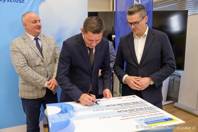 Uczestnicy konferencji prasowej, podczas której podpisano umowy dotyczące budowy ścieżek rowerowych w ramach programu Fundusze Europejskie dla Lubuskiego 2021-2027.
