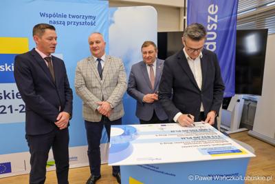 Uczestnicy konferencji prasowej, podczas której podpisano umowy dotyczące budowy ścieżek rowerowych w ramach programu Fundusze Europejskie dla Lubuskiego 2021-2027.
