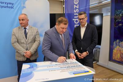 Uczestnicy konferencji prasowej, podczas której podpisano umowy dotyczące budowy ścieżek rowerowych w ramach programu Fundusze Europejskie dla Lubuskiego 2021-2027.
