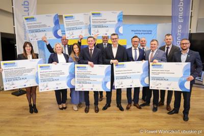 Uczestnicy konferencji prasowej, podczas której podpisano umowy dotyczące budowy ścieżek rowerowych w ramach programu Fundusze Europejskie dla Lubuskiego 2021-2027.
